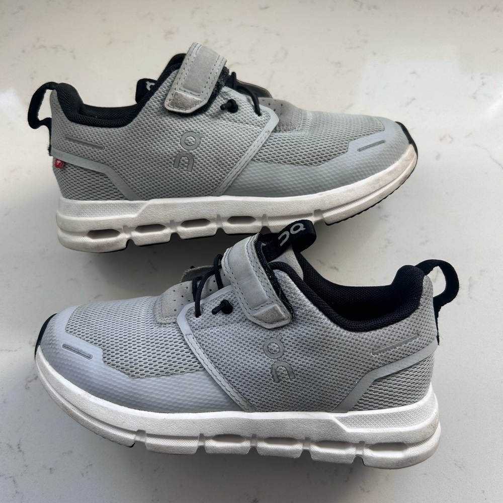 On Cloud kids cloud play running sneaker